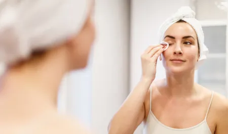 femme qui démaquille ses yeux