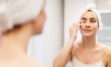 femme qui démaquille ses yeux