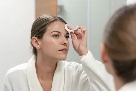 Démaquillage d'une peau grasse