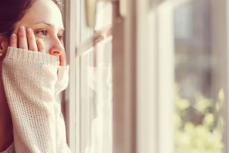 Une femme regarde par la fenetre