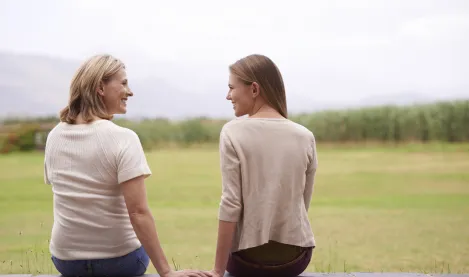 Une mère et sa fille dans un jardin